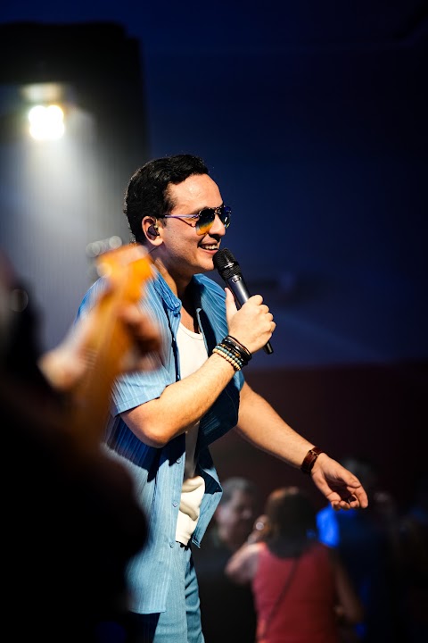 Frevilhando cantando com o público